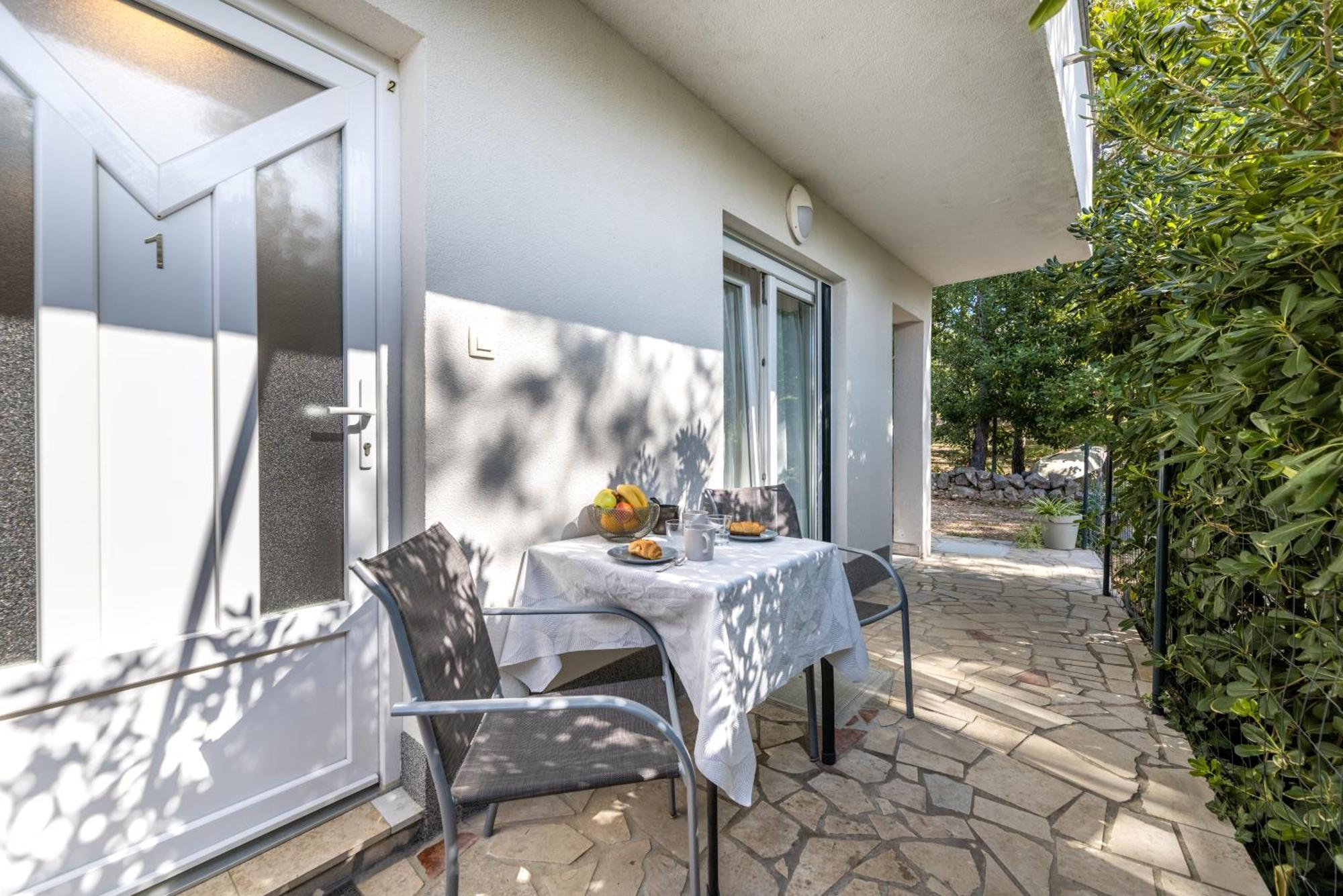 Apartments Lacrima Šilo Екстериор снимка
